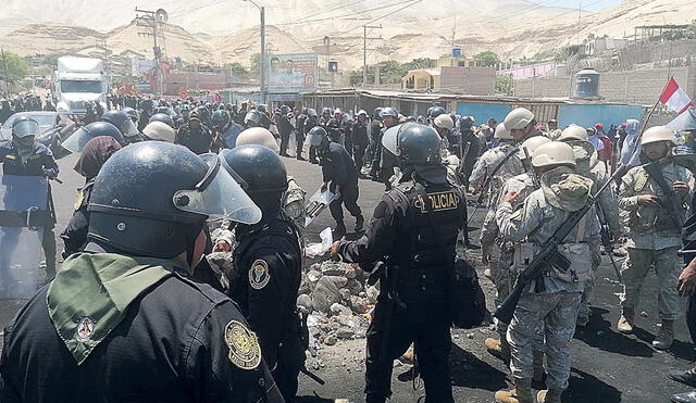 Acción conjunta. La limpieza de carreteras empezó en Arequipa. Policías y soldados retiraron las piedras con que fue, a modo de protesta, obstruido el tránsito vehicular en el puente Camaná. Foto: difusión