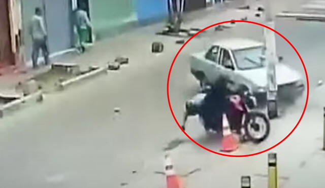 Los agentes lograron capturar a los fascinerosos en la cuadra 9 de la avenida Joaquín Bernal poco después de haber delinquido. Foto: captura BuenosDías Perú