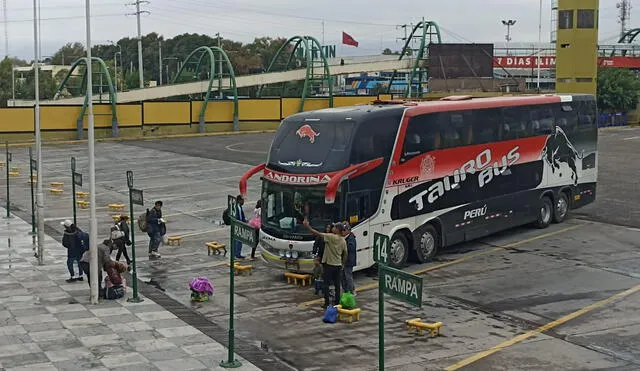 Bloqueo de vías impide viaje de pasajeros desde y hacia Arequipa. Foto: Wilder Pari/URPI-LR