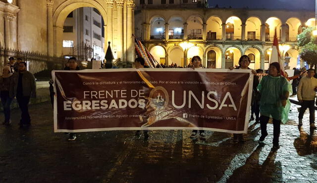 Egresados de la UNSA y otros colectivos de ciudadanos de Arequipa  exigieron la renuncia de la presidenta Dina Boluarte