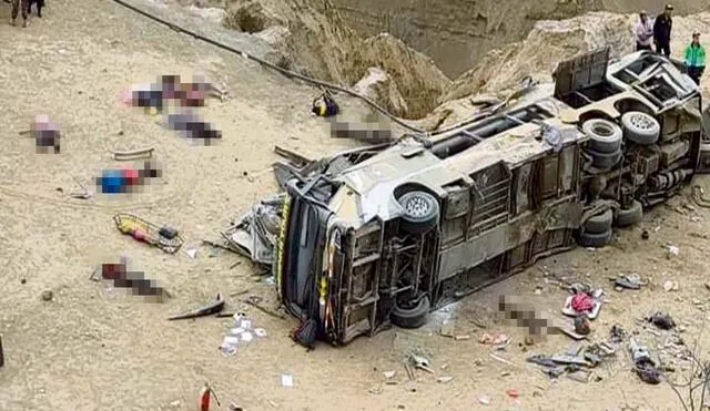 Dolor. El bus cayó al precipicio en el km 121 de la carretera que une El Alto y Los Órganos, en Talara. Una verdadera tragedia. Foto: difusión
