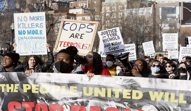 Enojo. Ciudadanía se manifiesta en las calles en contra de los excesos de la policía en Estados Unidos. Foto: EFE