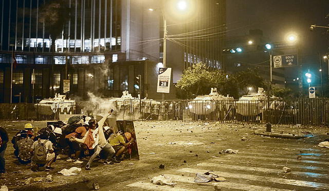 Muralla policial. Blindados BMR-600 de la Policía Nacional impiden que los violentos manifestantes intenten dirigirse al Congreso por la avenida Abancay. Foto: Marco Cotrina/La República