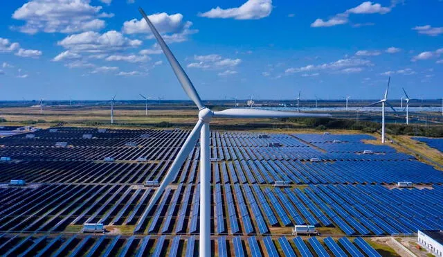 En 2022 inversión en energía renovable  por primera vez fue igual a la de los combustibles fósiles