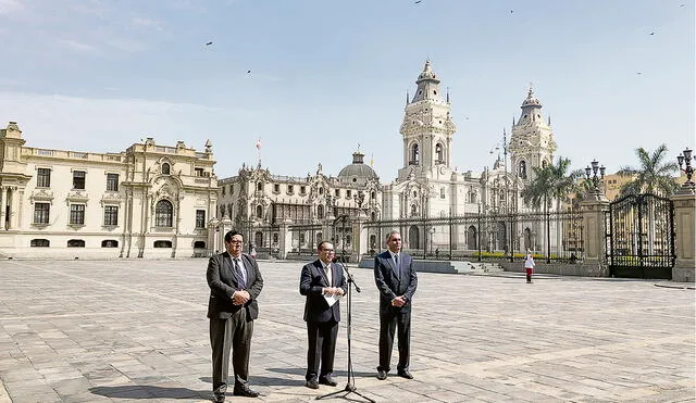 Anuncios y silencios. Alberto Otárola salió junto con los ministros Alex Contreras (Economía) y Vicente Romero (Interior), con un mensaje unilateral, evitando las preguntas de la prensa. Foto: difusión