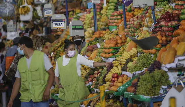 Problema. Precios de alimentos suben y bajan de acuerdo al ingreso de los mismos a mercados de las regiones del sur.  Foto: Rodrigo Talavera/ LR