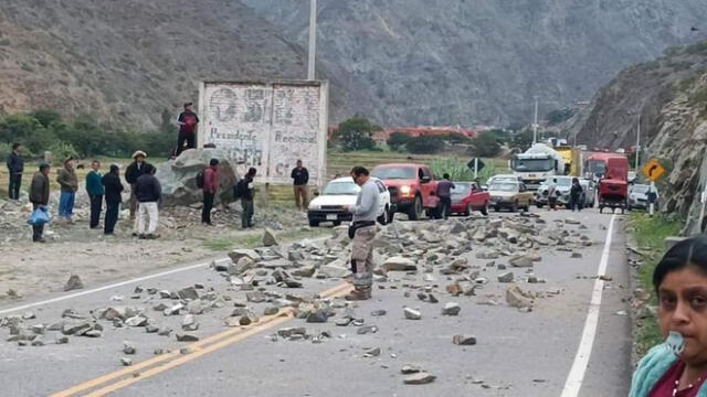 Ronderos bloquean vías en Cajamarca. Foto: AndinaRadio - Chota