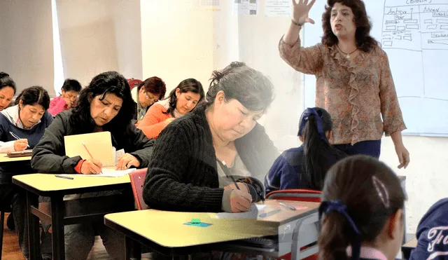 La bonificación de S/950 beneficiará a más de 400.000 docentes y auxiliares, tanto nombrados como contratados.Foto: composición LR / Andina / Andina