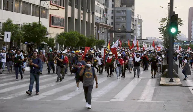 Lima. Manifestantes lograron avanzar por Colmena y Abancay, pero no se les permitió llegar al Congreso. Foto: John Reyes/La República