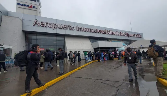 Problema. Pasajeros esperaron por horas para volar. Foto: La República