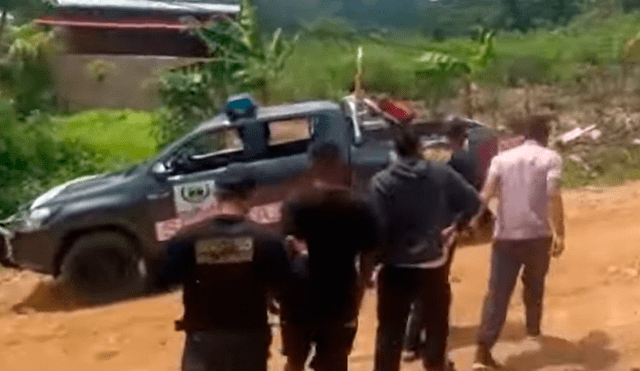 Vecinos los sorprendieron saliendo de una casa y los retuvieron. Foto: captura/Via Televisión