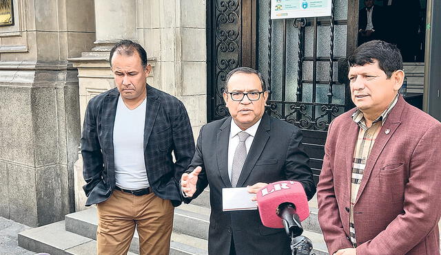 Confirmado. Alberto Otárola informó, junto a Lozano y Reynoso, el arranque de la máxima categoría del fútbol peruano. Foto: difusión
