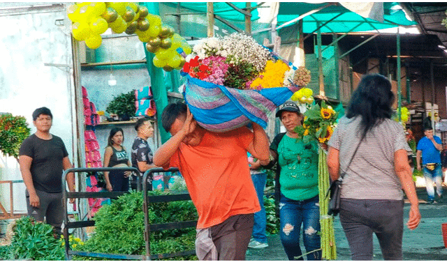 ¡Vuelven a trabajar! Reabren mercado de flores Santa Rosa tras realizarse limpieza y mantenimiento tras incendio. Foto: Créditos: Jessica Merino / URPI-LR ¡Vuelven a trabajar! Reabren mercado de flores Santa Rosa tras realizarse limpieza y mantenimiento tras incendio. Foto: Créditos: Jessica Merino / URPI-LR