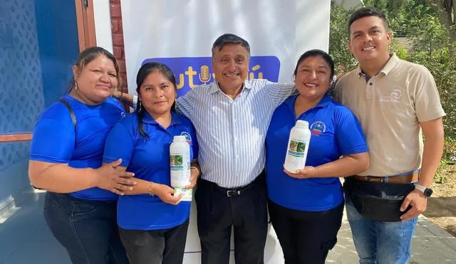 Mujeres emprendedoras se suman para elaborar fertilizante orgánico. Foto: Aprobio El Ñuro. Mujeres emprendedoras se suman para elaborar fertilizante orgánico. Foto: Aprobio El Ñuro.