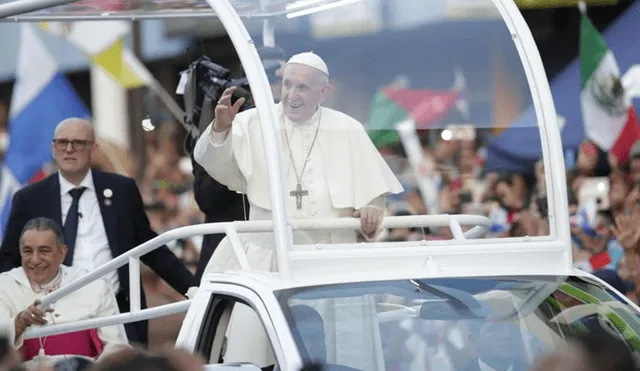 El papa Francisco saludó desde el papamóvil mientras recorría las calles hacia la Basílica Don Bosco en Ciudad de Panamá. Foto:EFE