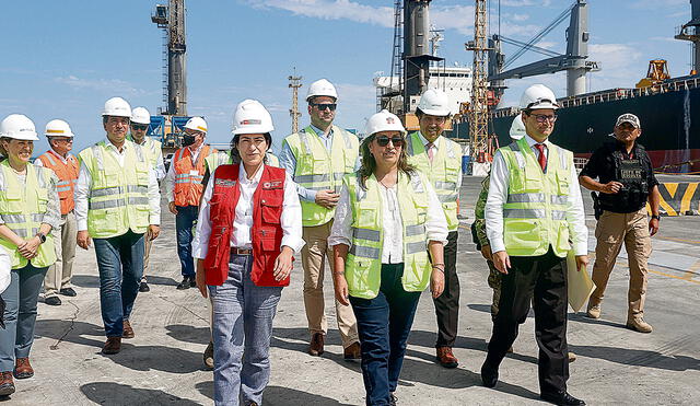 En sus trece. La renuncia de Dina Boluarte haría que se convoque de inmediato a elecciones generales, sin embargo, la presidenta insistió ayer en que se mantendrá ocupando el cargo. Foto: SEPRES