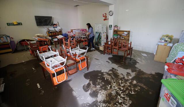 Pérdidas. Lluvias han inundado aulas del colegio República Federal Alemana de Hunter. Perdieron material educativo. Foto: Rodrigo Talavera / LR