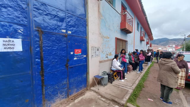 Colas enormes en exteriores de la distribuidora del distrito de Huanchac. Foto: Luis Álvarez/URPI-LR