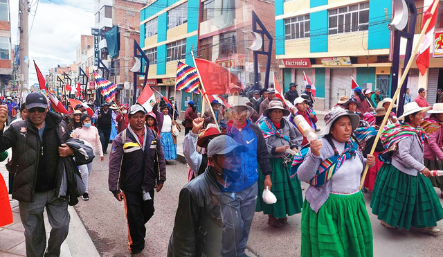 Manifestaciones persisten en Puno. Foto: composición Fabrizio Oviedo/ Liubomir Fernández-LR