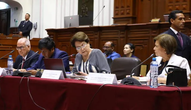 Alfonso López Chau y Jerí Ramón estuvieron presentes en la sesión de la Comisión de educación, presidida por Gladys Echaíz. Foto: Congreso