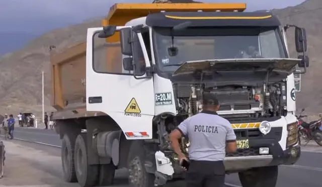 Volquete quedó con el costado izquierdo abollado. Foto: captura de Best Cable Chiclayo