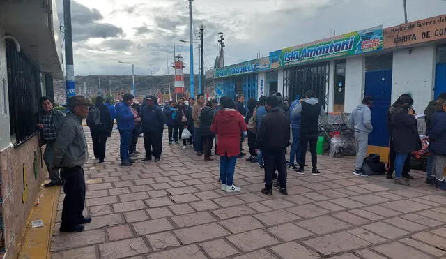 Ciudadanos esperan su atención en Migraciones Puno. Foto: Liubomir Fernández/URPI-LR