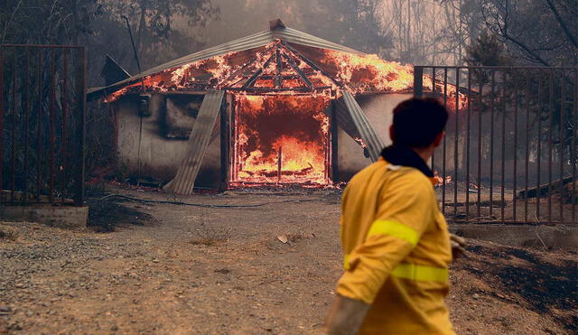 Bajo fuego. Las llamas consumen una de las decenas de viviendas en Santa Juana, provincia de Concepción, sur de Chile. Foto: AFP