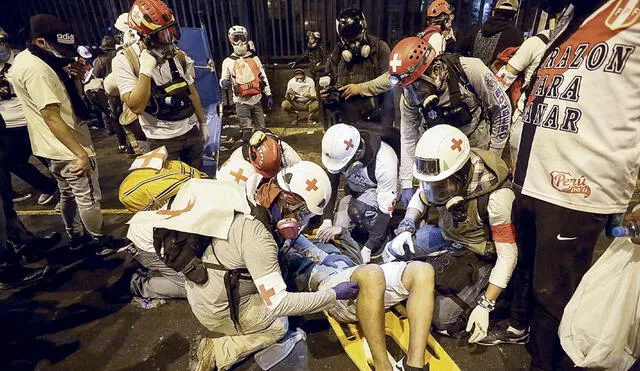 En la calle. Lesionado de gravedad es evacuado de urgencia. Foto: Antonio Melgarejo/La República