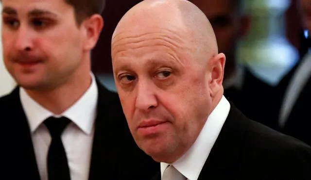 Al lado. El empresario militar Yevgeny Prigozhin. Abajo. Paramilitares del Grupo Wagner en una exhibición de drones en San Petersburgo. Foto: La República