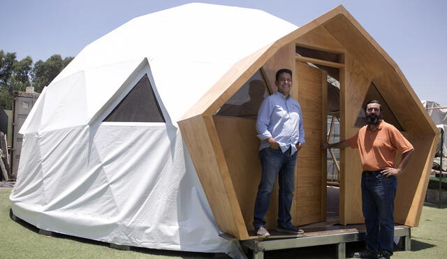 Los hermanos Pablo y Claudio Correa de Domos Perú y un prototipo de domo para glamping en su taller de Pachacámac. Foto: Marco Cotrina/La República