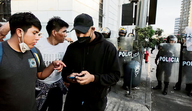 En la calle. De acuerdo con los expertos consultados, los ciudadanos confían mucho más en lo que se publica en redes porque el Gobierno y un sector de la prensa oculta parte de la verdad. Foto: John Reyes/La República