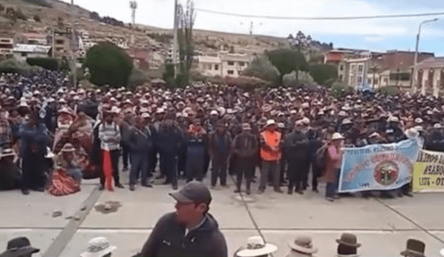 Población de Juli escucha atenta al ciudadano que viajó a Lima. Foto: Captura de video/ Huber Suburbio.