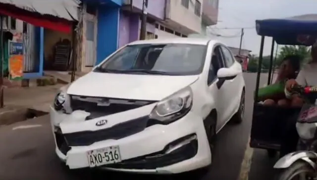 Vehículo blanco quedó con el parachoques roto. Foto: Loreto Informa News