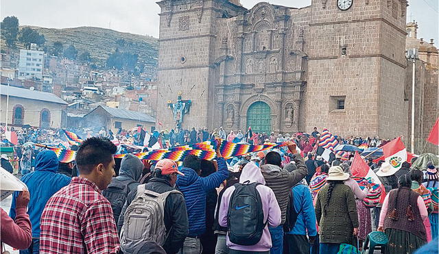 No hay marcha atrás. Con wifalas en la mano, cientos de pobladores del altiplano llegaron desde distintas provincias a la ciudad de Puno donde demandaron la dimisión de Dina Boluarte. Foto: Liubomir Fernández /La República