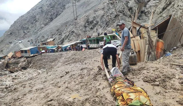 Dolor. Pobladores de Secocha y policía rescataron cuerpos de pobladores que fueron sepultados por lodo.Foto: difusión