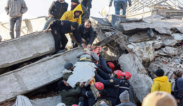 Urgencia. Rescatan a sobreviviente de los escombros de un edificio en el sur de Turquía. Foto: AFP