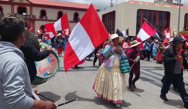 Marcha. Pobladores quechuas y aymaras no levantan paro. Foto: La República