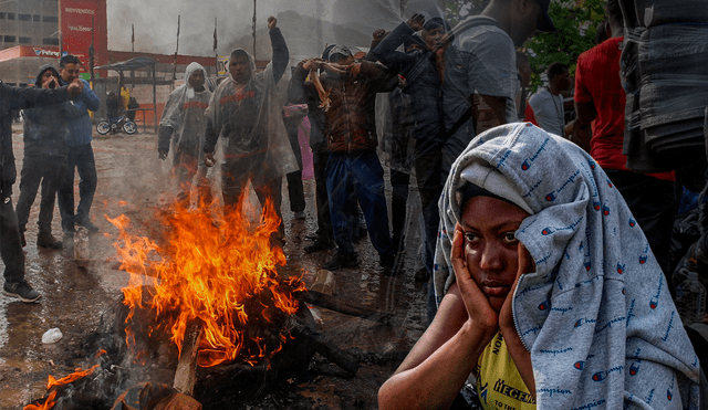 Migrantes sufren la crisis del gobierno peruana en las alturas. Foto: composición LR/El País/referencial/AFP