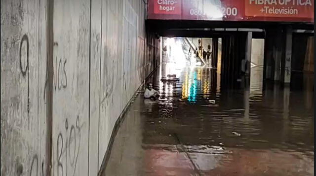 Arequipa. Vehículo queda atrapado en medio del agua tras intensa lluvia. Foto: captura radio Yaraví