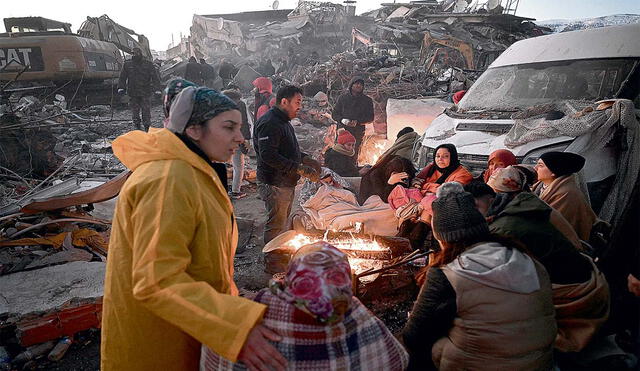 Improvisan refugios. Miles pernoctan alrededor de hogueras cerca de los edificios siniestrados en Turquía. Foto: AFP