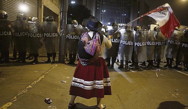 Protesta. Ataviada con su pollera huancapina y una bandera, Aida Aroni Chillcce. Foto: Marco Cotrina/La República