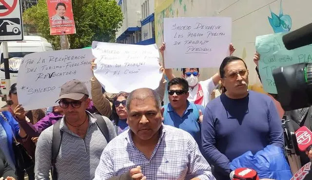 Plantón. Colectivo llegó a gobierno regional para protestar contra el gobernador de Cusco. Le acusan de no garantizar la paz. Foto: La República