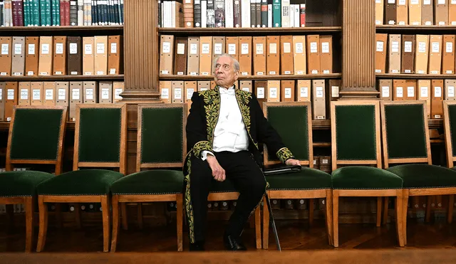 Mario Vargas Llosa posa para una fotografía antes de su inducción a la Academia Francesa. Foto: AFP