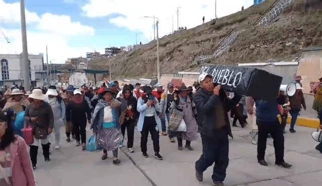 Pobladores del distrito de Macusani, ubicado en la provincia de Carabaya, región Puno, se dirigen a Lima
