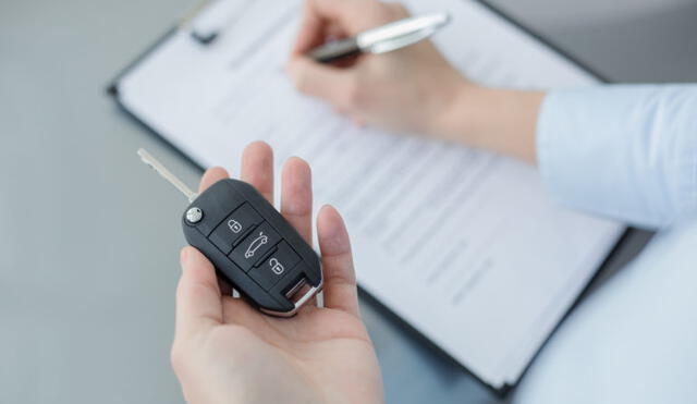 Conoce qué documentos debes revisar al momento de comprar un carro de segunda. Foto: difusión