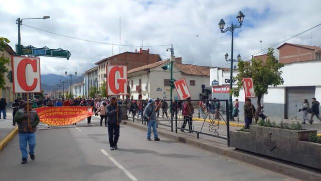 Miembros de la CGTP alzaron su voz de protesta en Cusco. Foto: Luis Álvarez