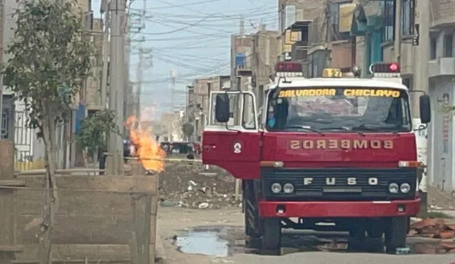 Los bomberos llegaron para realizar trabajos de enfriamiento y contención de la fuga. Foto: Yolanda Goicochea /URPI-LR