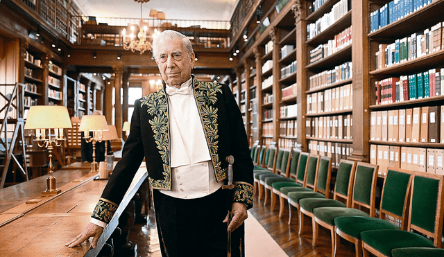 “INMORTAL”. Mario Vargas Llosa posa con atuendo de académico y porta la mítica espada en uno de los ambientes de la Academia Francesa, en París. Foto: AFP