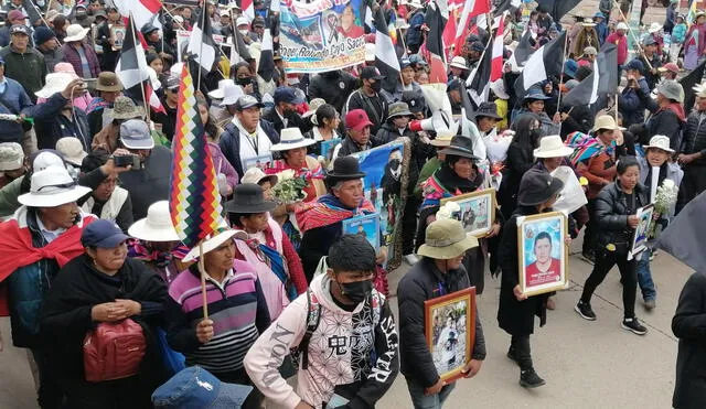 No cierra la herida. Padres llegaron con portaretratos de sus hijos que cayeron en las protestas sociales contra el gobierno de Boluarte. Foto: Kleber Sánchez