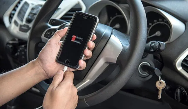 Los puertos USB de los autos no son tan potentes para cargar un smartphone, por lo que demorarán horas en hacerlo. Foto: Autobild México